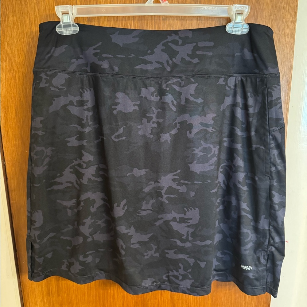 Ladies NWT size 2X tennis skort by Viodia, in a navy & black camouflage pattern